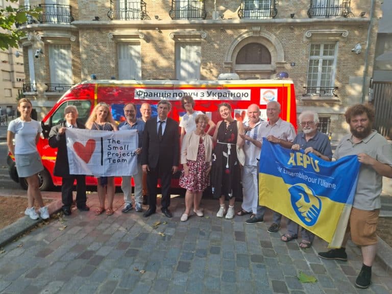 Départ d’une ambulance de Paris pour participer aux évacuations à Kherson